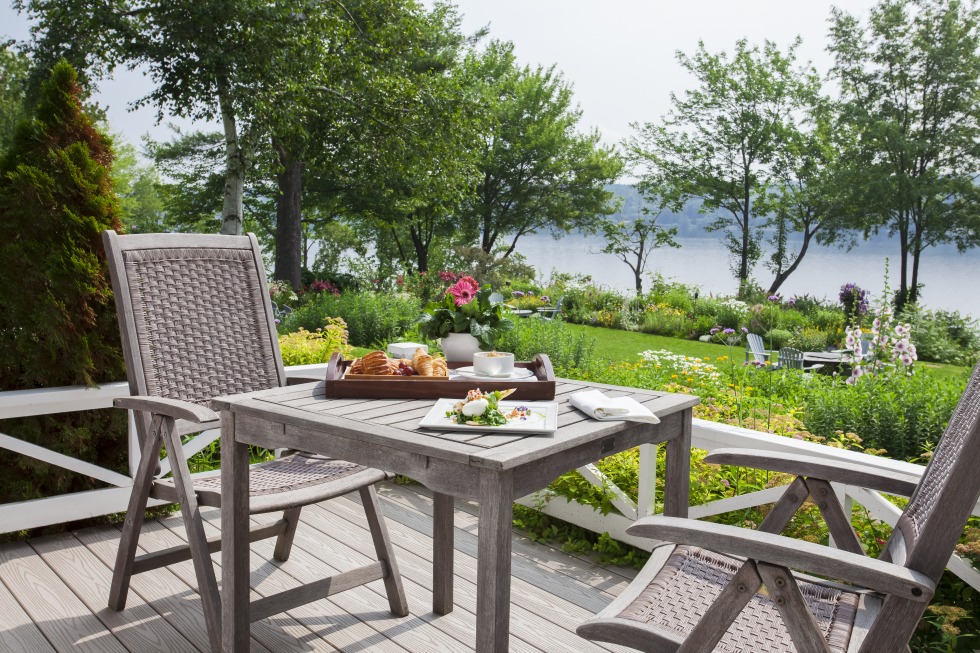 Terrasse et vue sur le lac du Manoir Hovey