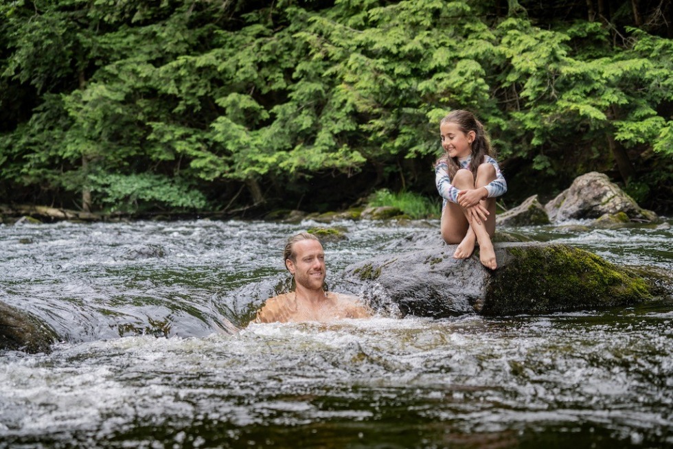 Deux personnes se baignant dans la rivière sur le domaine des Côteaux Missisquoi.