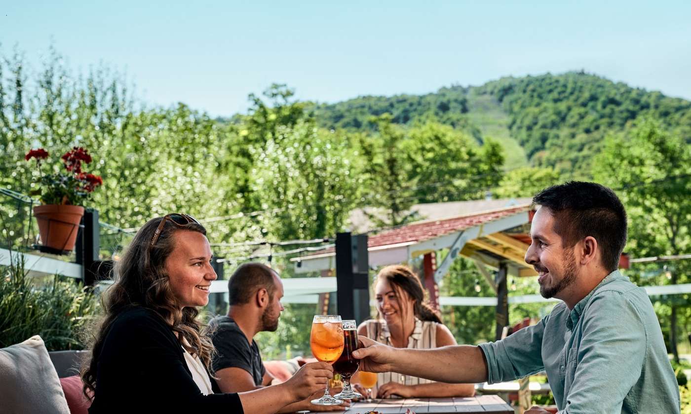 Gens mangeant sur la terrasse du Burger Pub à Orford.