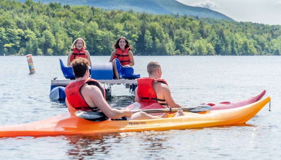 Ami·es faisant du kayak et du pédalo à Jouvence