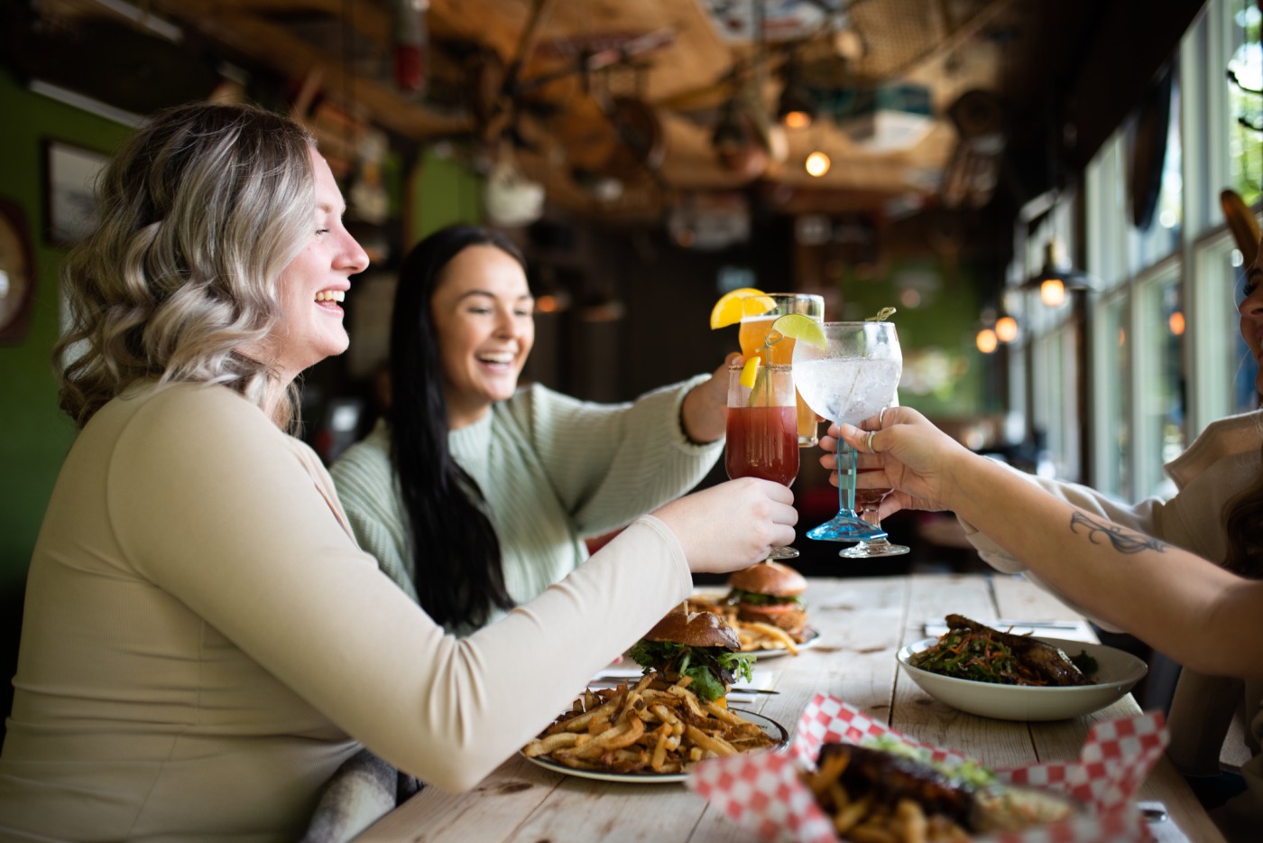 Repas entre amis avec des cocktails