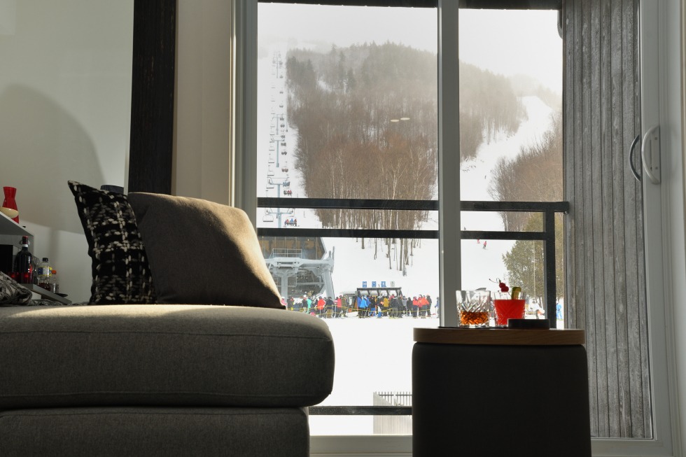 Intérieur de l'une des chambres du MTN Haus et vue sur la montagne.