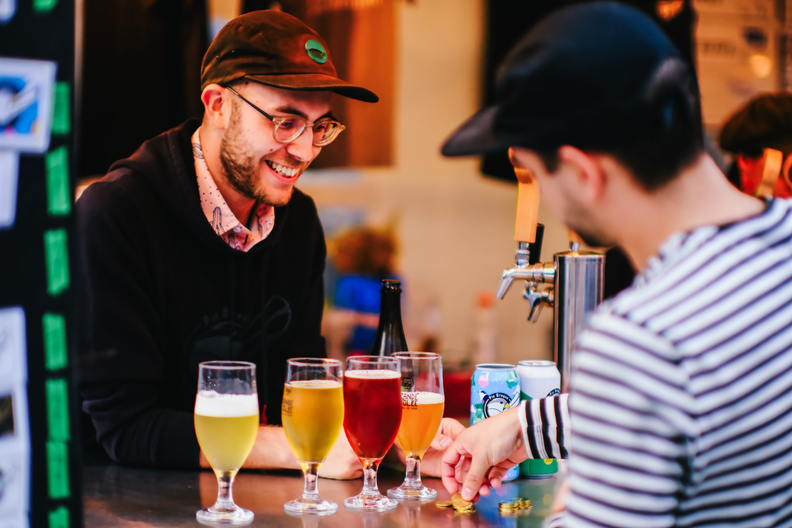 Deux personnes échangent dans l'un des kiosque du Festival de bière Grande Coulée