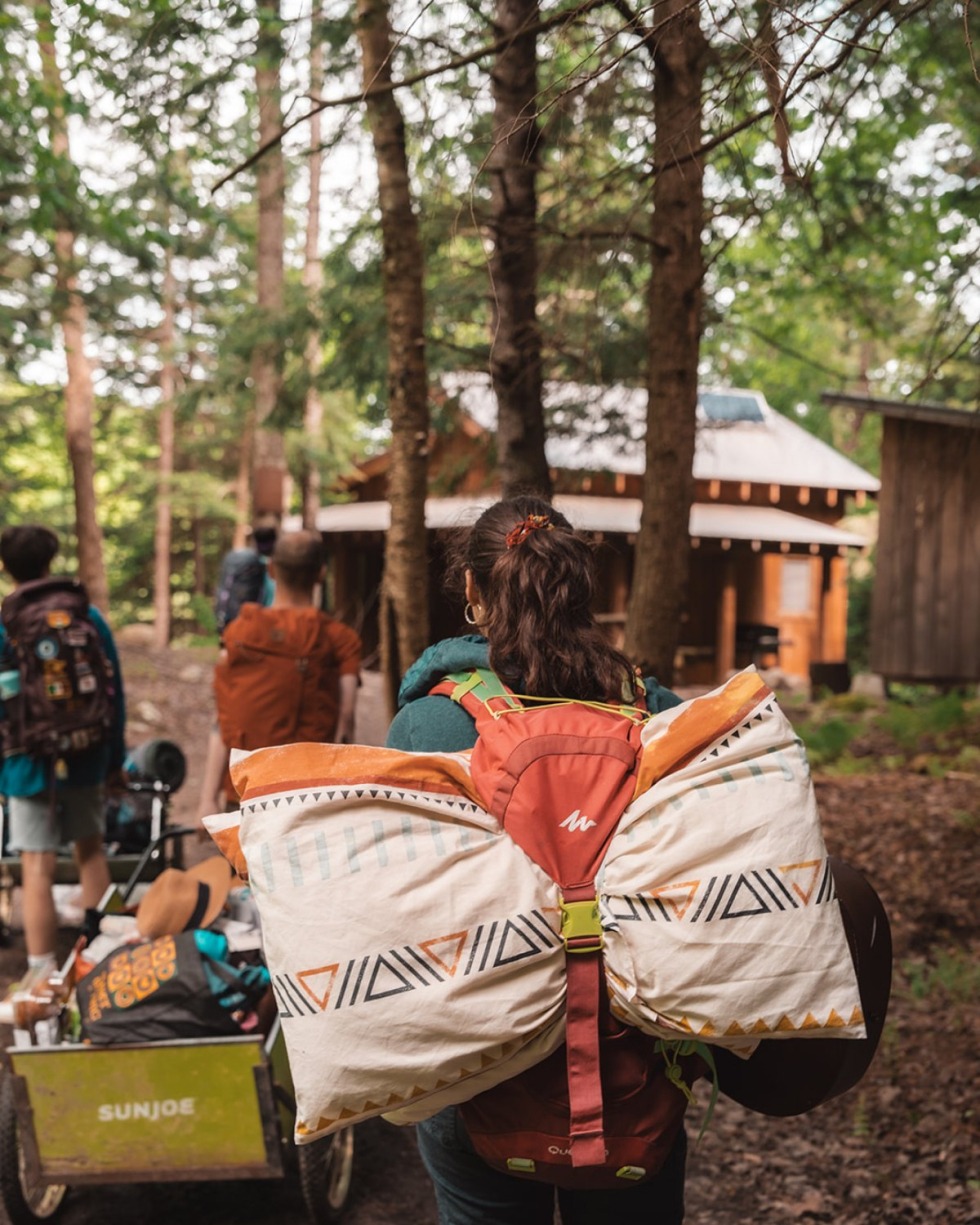 Petit groupe arrivant à leur chalet des Côteaux Missisquoi dans Memphrémagog.