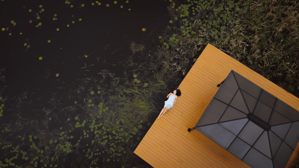 Femme sur un quai au Spa Eastman