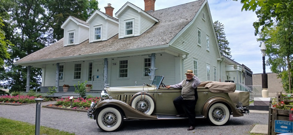 Comédien et la buick 1933 de Richard Coulombe devant la Maison Merry de Magog.