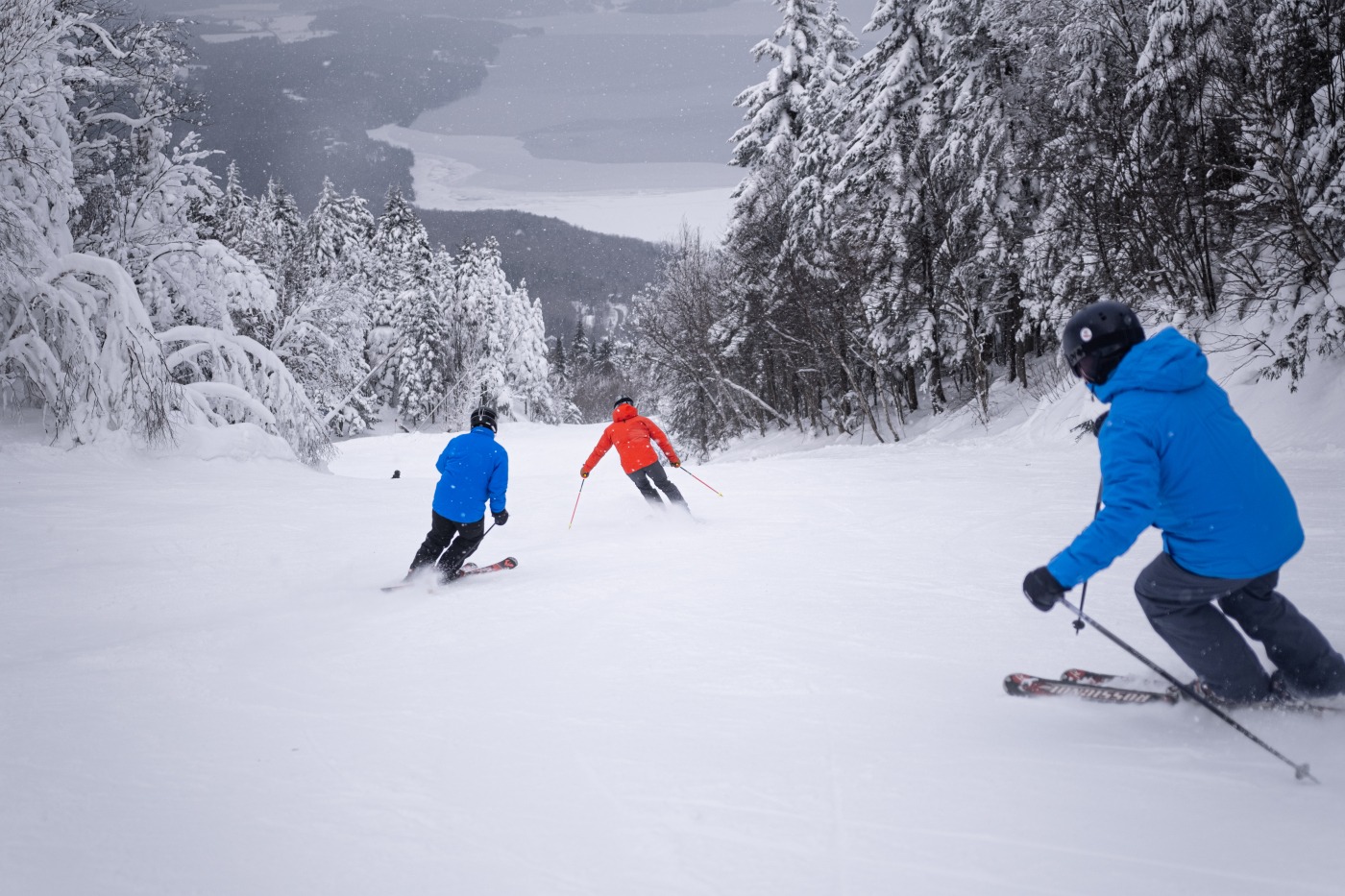 Personnes faisant du ski au mont Owl's Head situé à Mansonville dans les Cantons-de-l'Est.