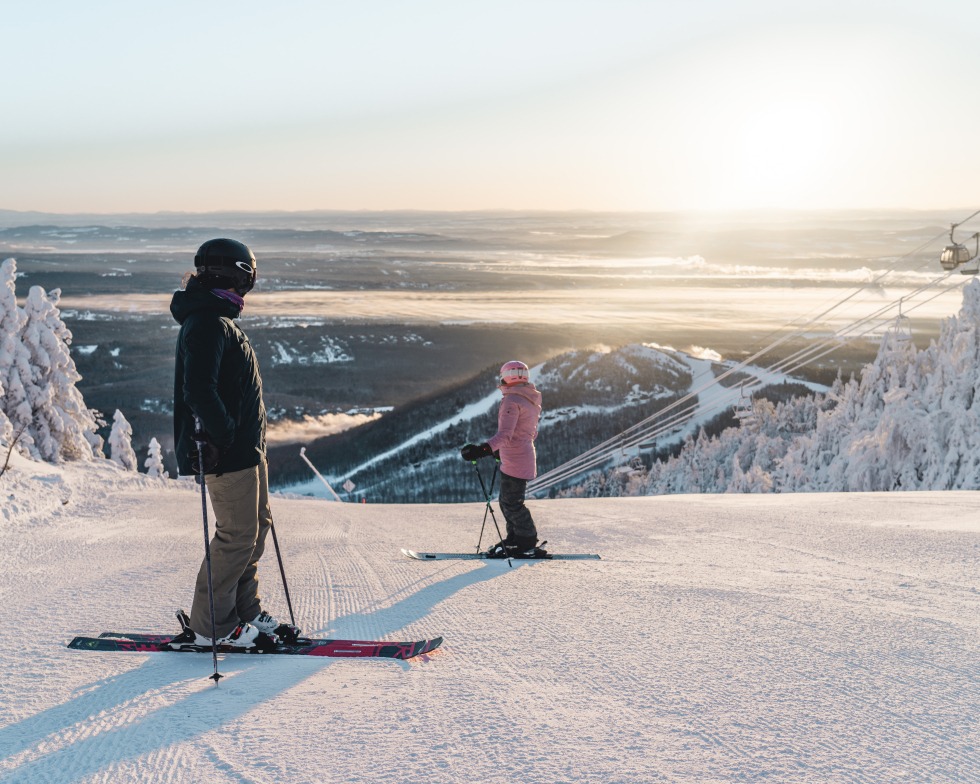 Deux personnes faisant du ski au Mont-Orford.