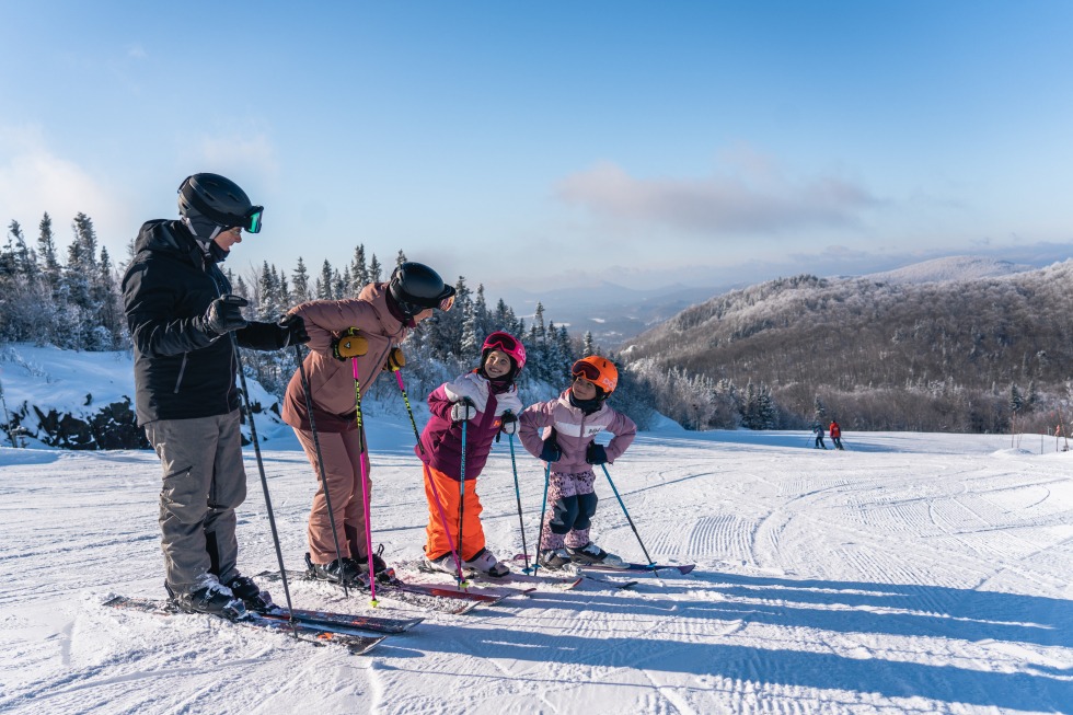 Famille faisant du ski alpin au Mont-Orford.