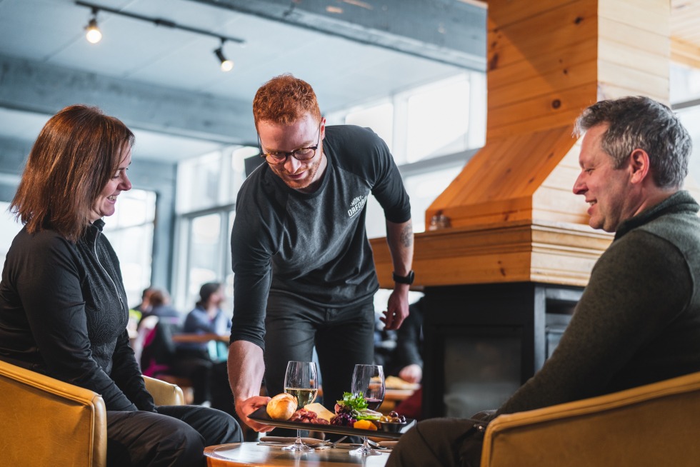 Personnes mangeant au restaurant de la station de ski du Mont-Orford.