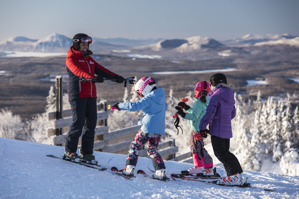 Cours de ski alpin pour enfants à la station de ski du Mont-Orford.