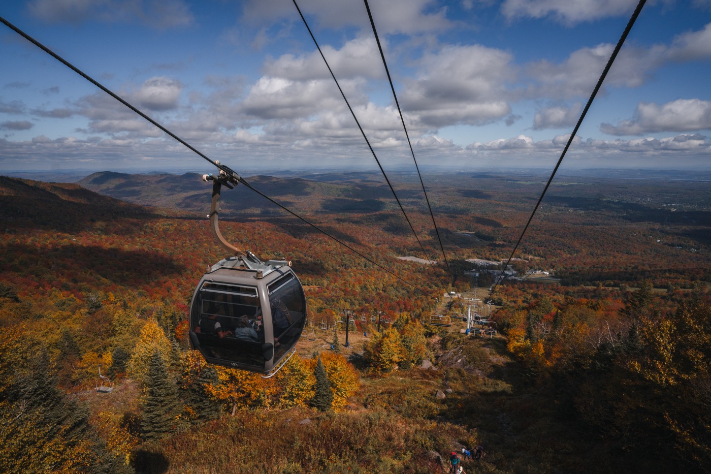 Remontée mécanique du Mont-Orford lors de la Flambée des couleurs en automne.