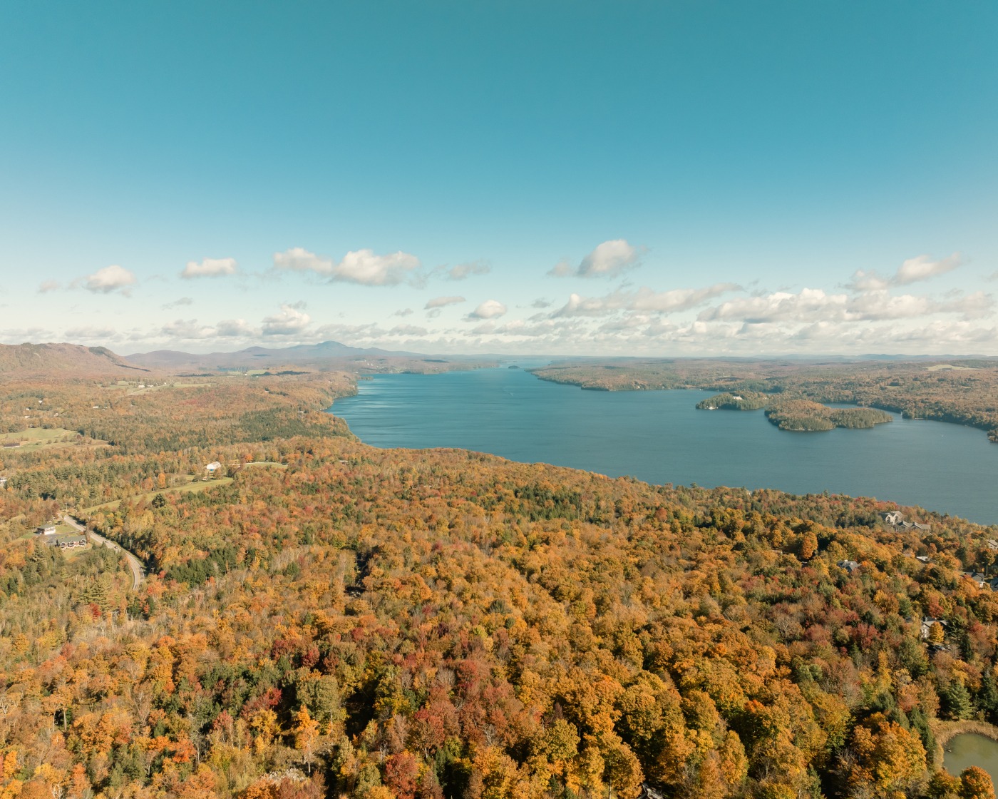 Vue sur le lac Memphrémagog à l'automne.