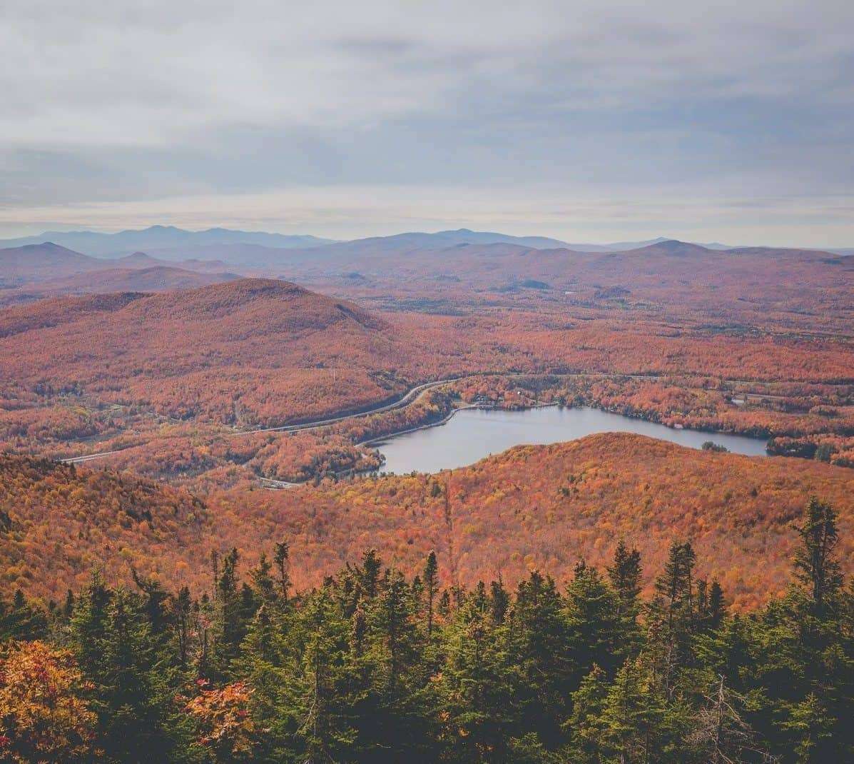 Le paysage avec ses couleurs d'automne vu du sommet du Mont-Orford