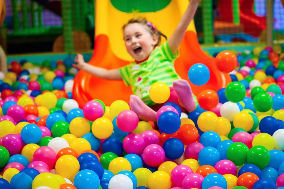 Enfant glissant dans une piscine de balles au Tikito à Magog