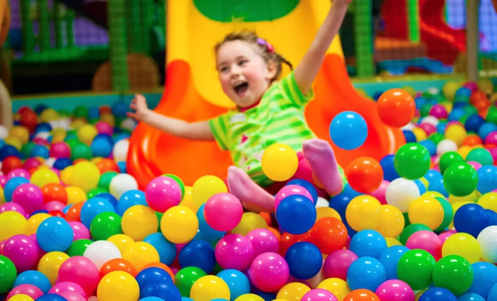 Enfant glissant dans une piscine de balles au Tikito à Magog