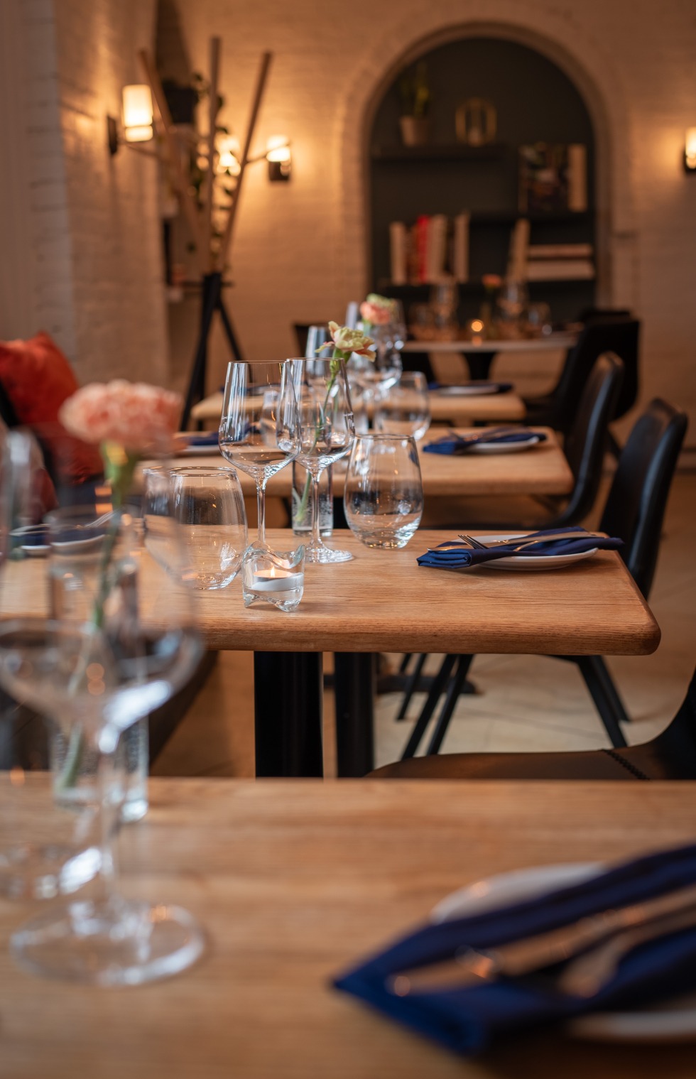 Tables du restaurant Au comptoir MarCel situé à Magog.