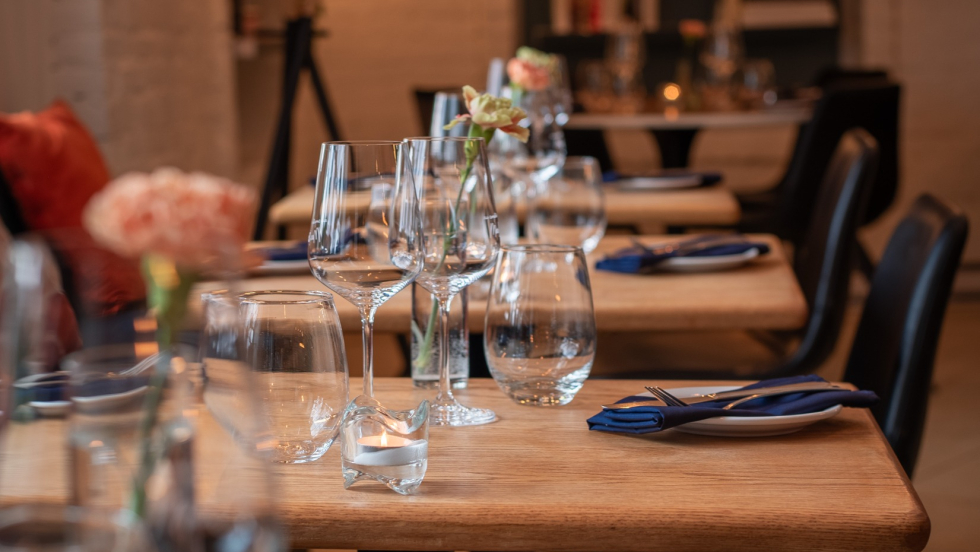 Tables du restaurant Au comptoir MarCel situé à Magog.