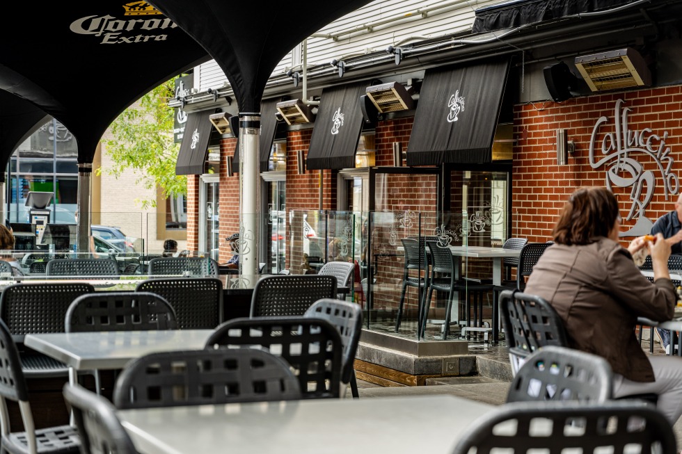 Terrasse extérieure du restaurant Caffuccino de Magog.