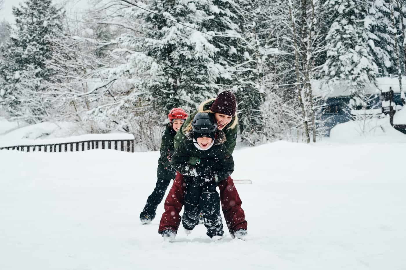 Famille s'amusant dans la neige à Jouvence à Orford.