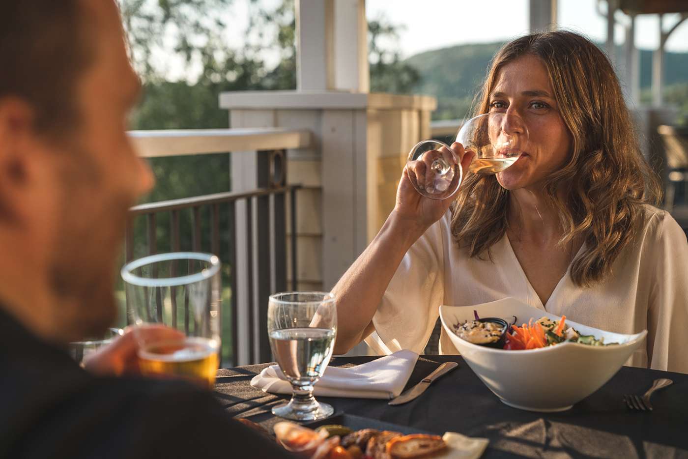 Couple dégustant un bon repas sur la terrasse du Club de golf du Mont-Orford