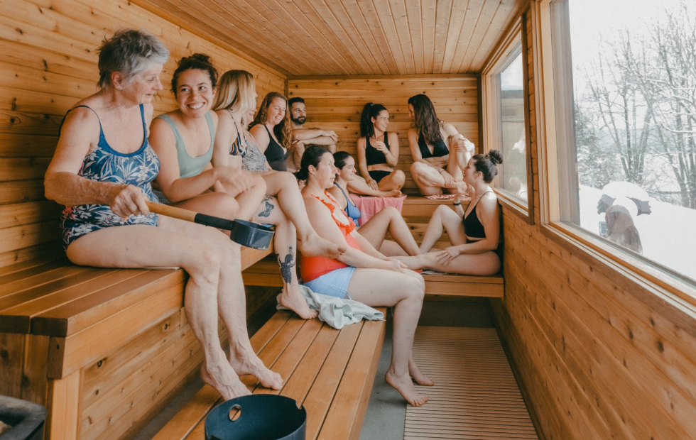 Groupe profitant de l'un des saunas publics de Solstice sauna à North Hatley