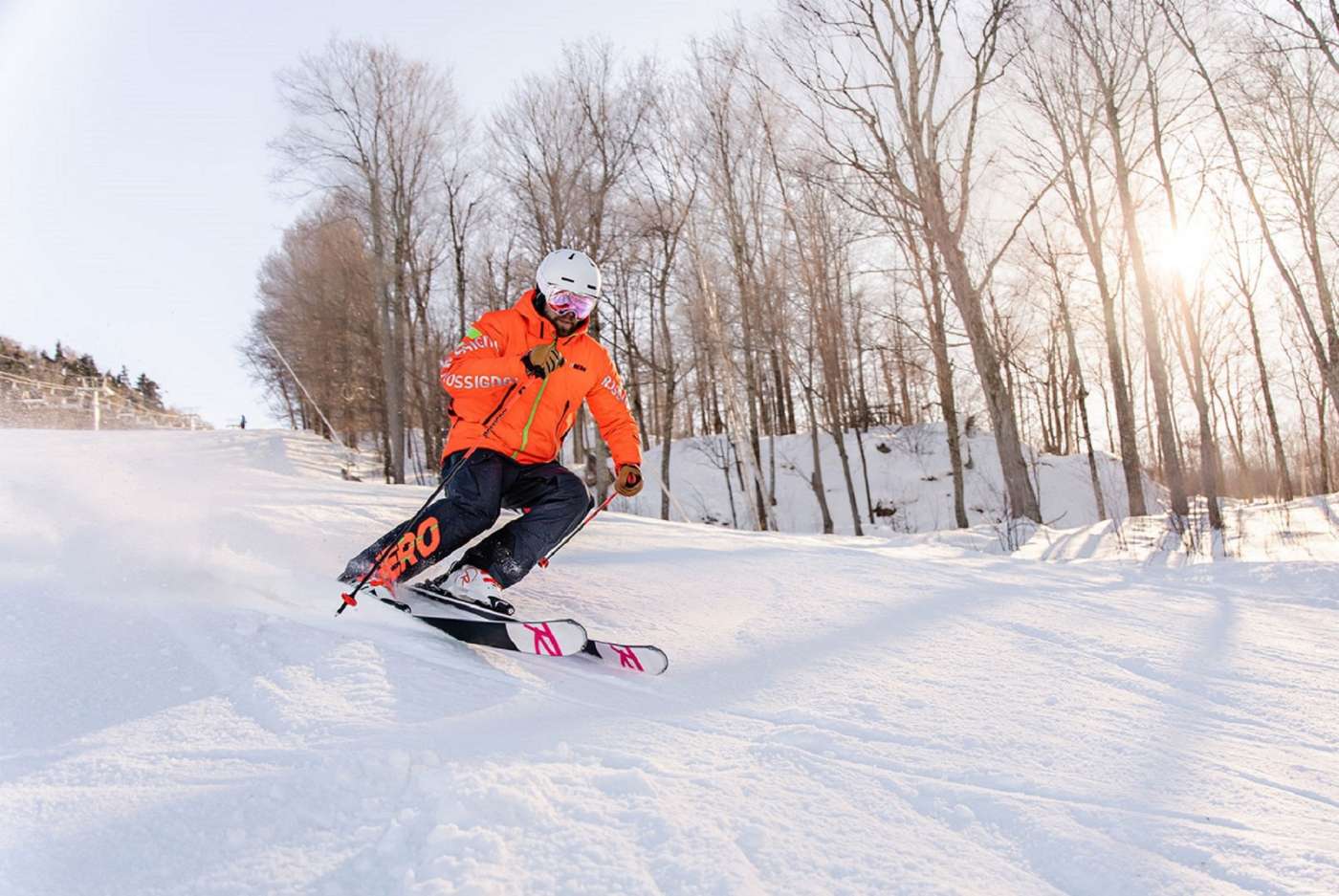 Homme descendant le mont Owl's Head en ski.