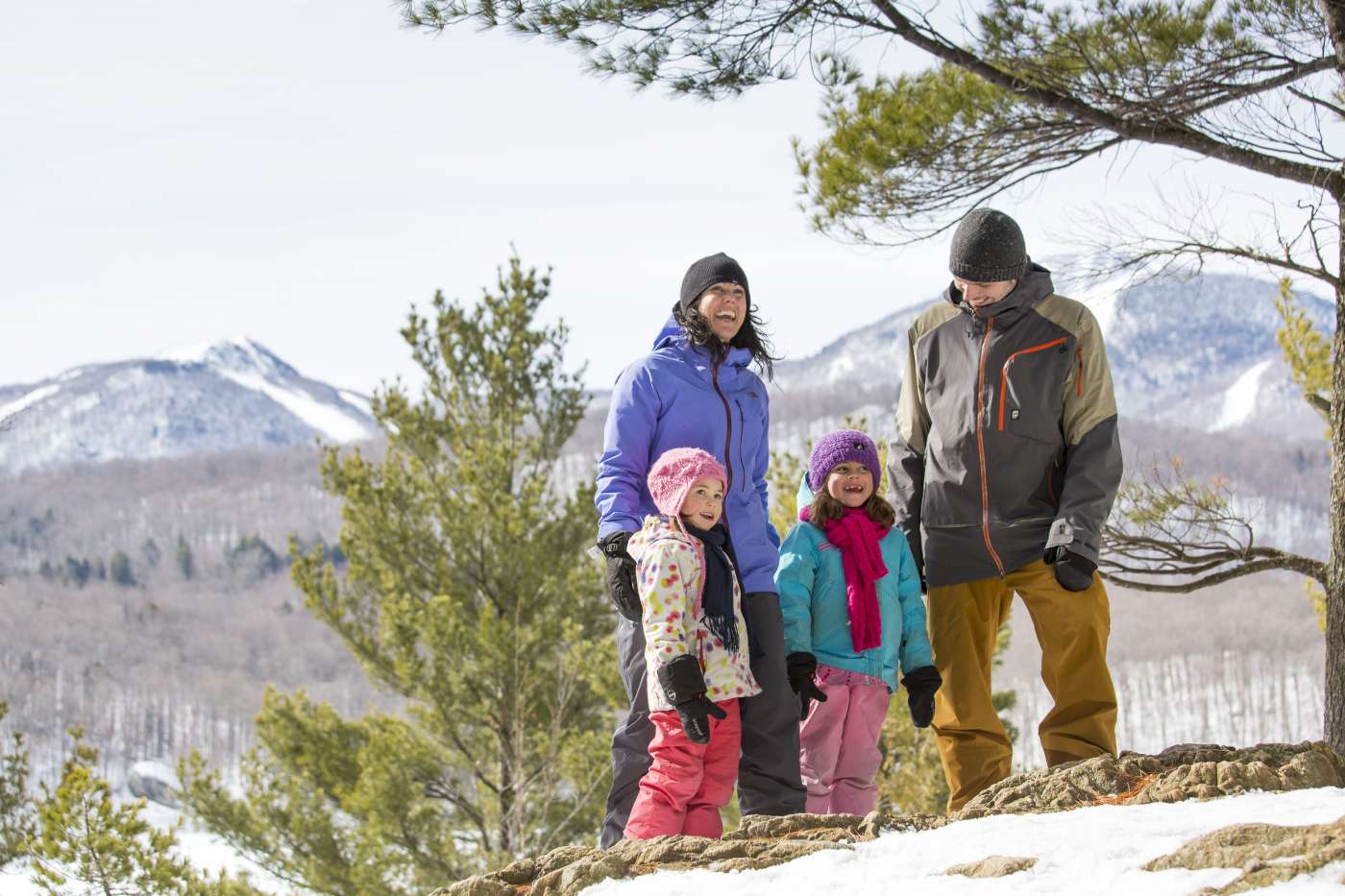 Famille en randonnée pédestre dans le Parc national du Mont-Orford en hiver.