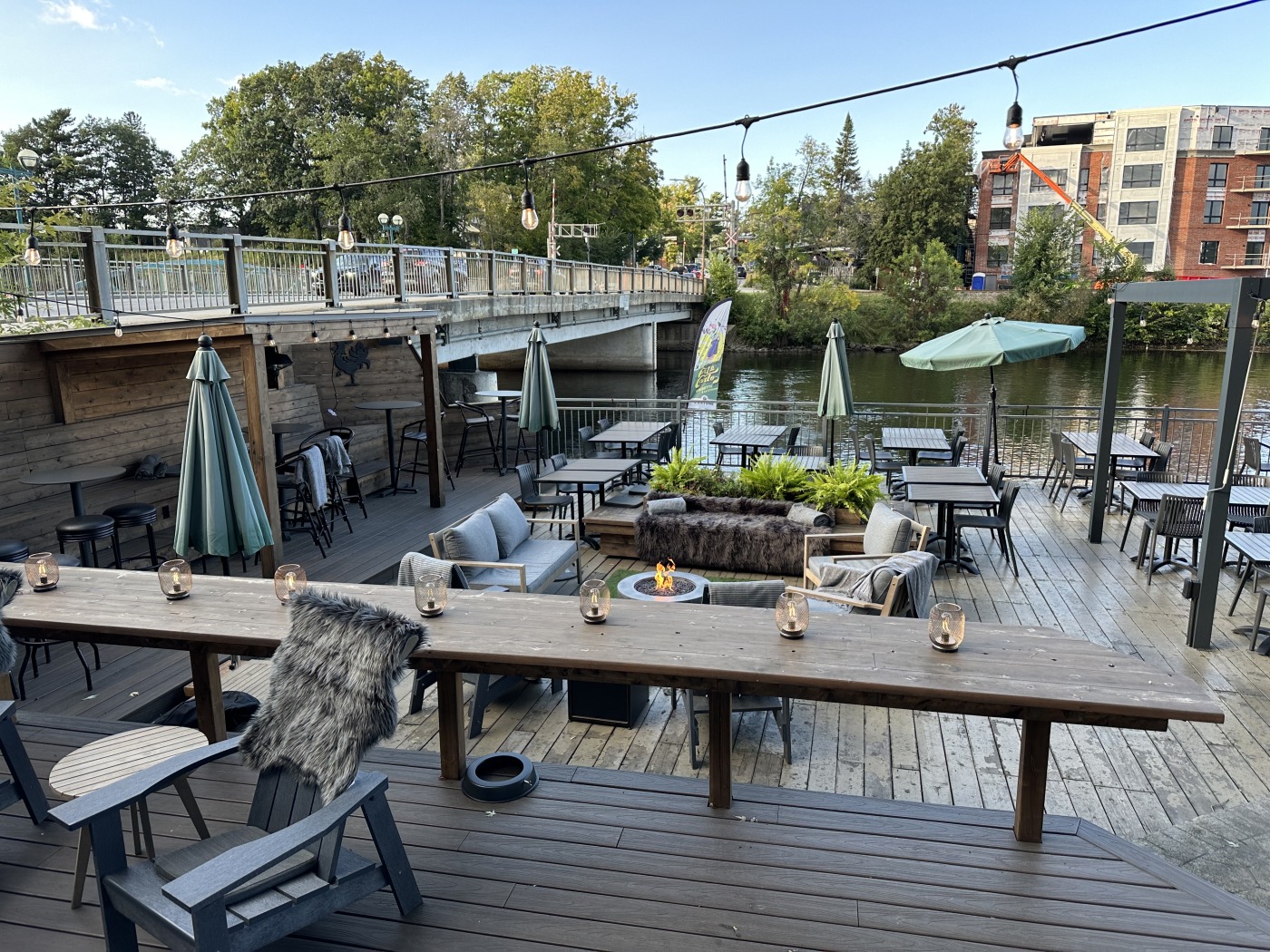 Terrasse extérieure de la microbrasserie Des Cantons