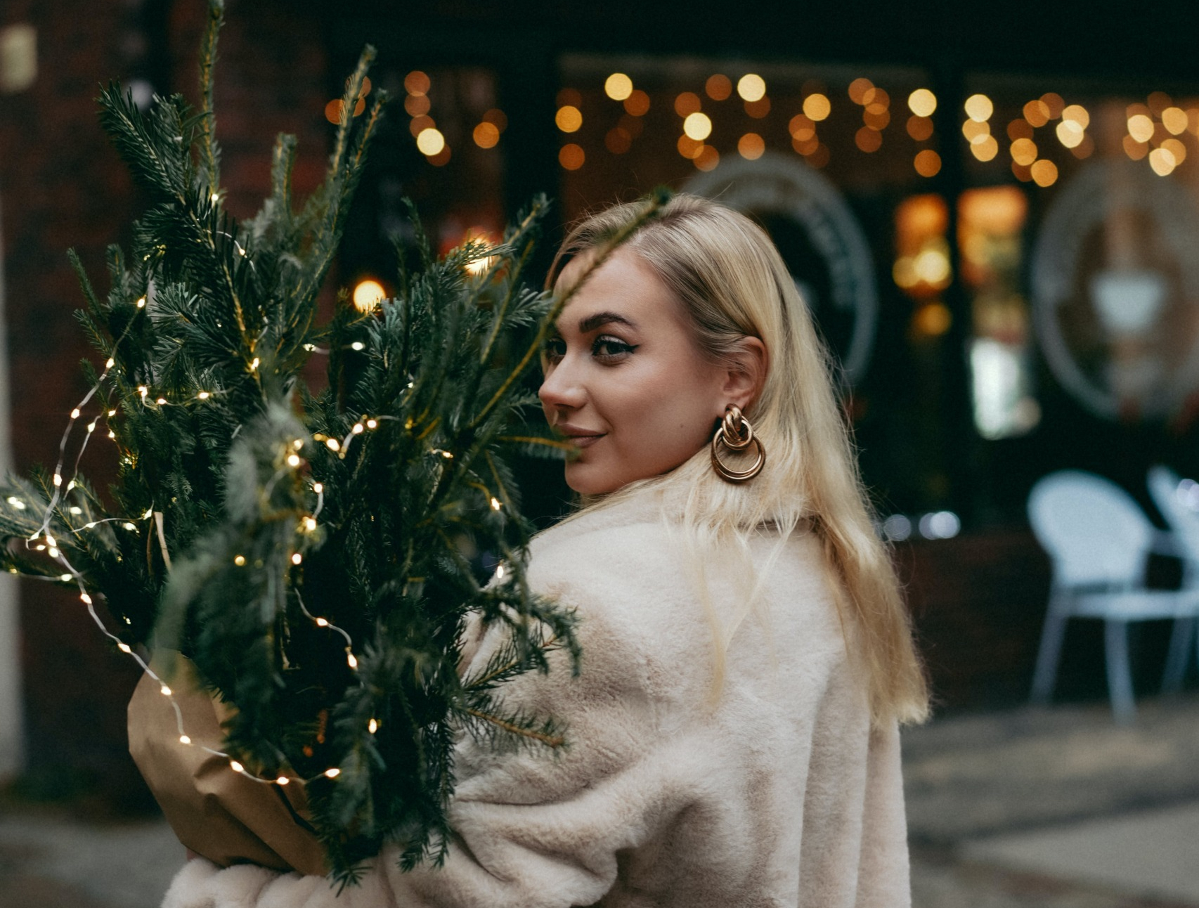 fille dans un marché de noel