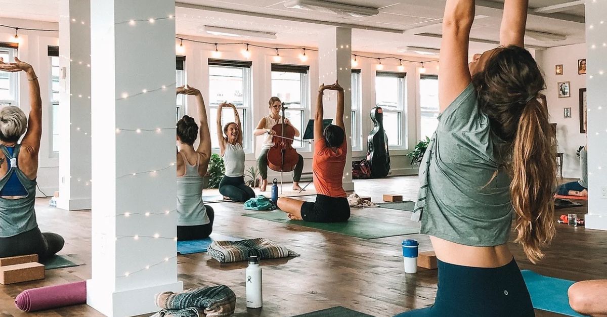 Groupe de femmes faisant du yoga