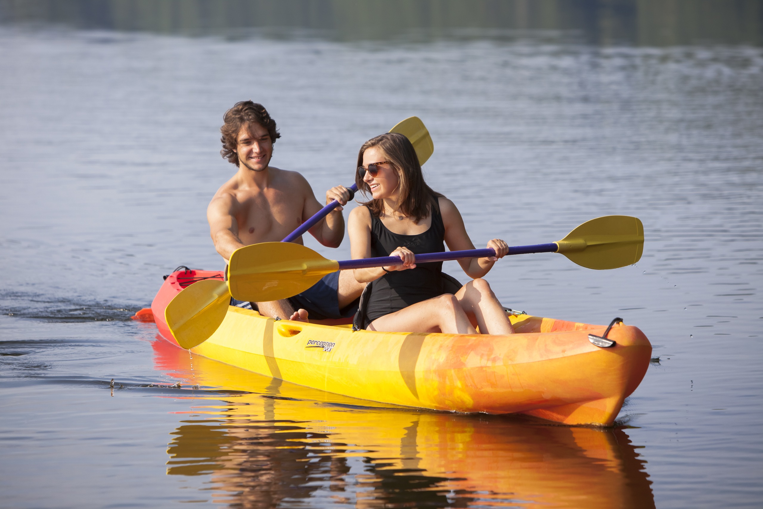 Deux personnes faisant du kayak