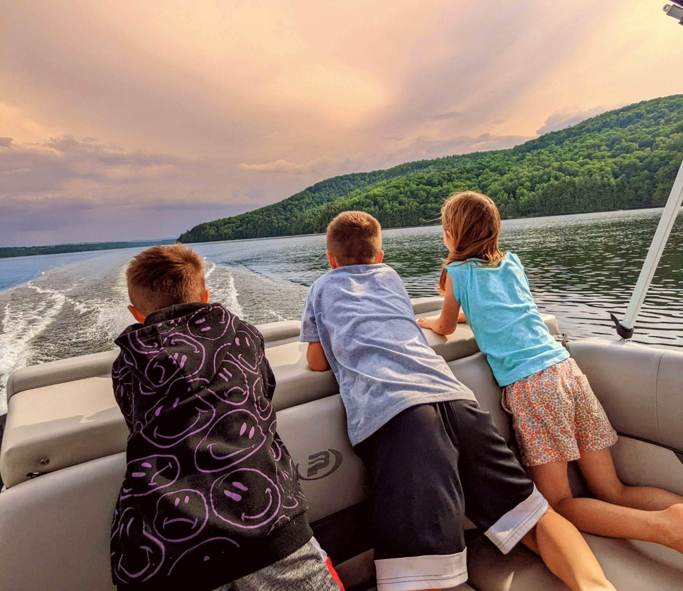Trois enfants regardant le paysage sur l'un des pontons de Location des Quatre Lacs