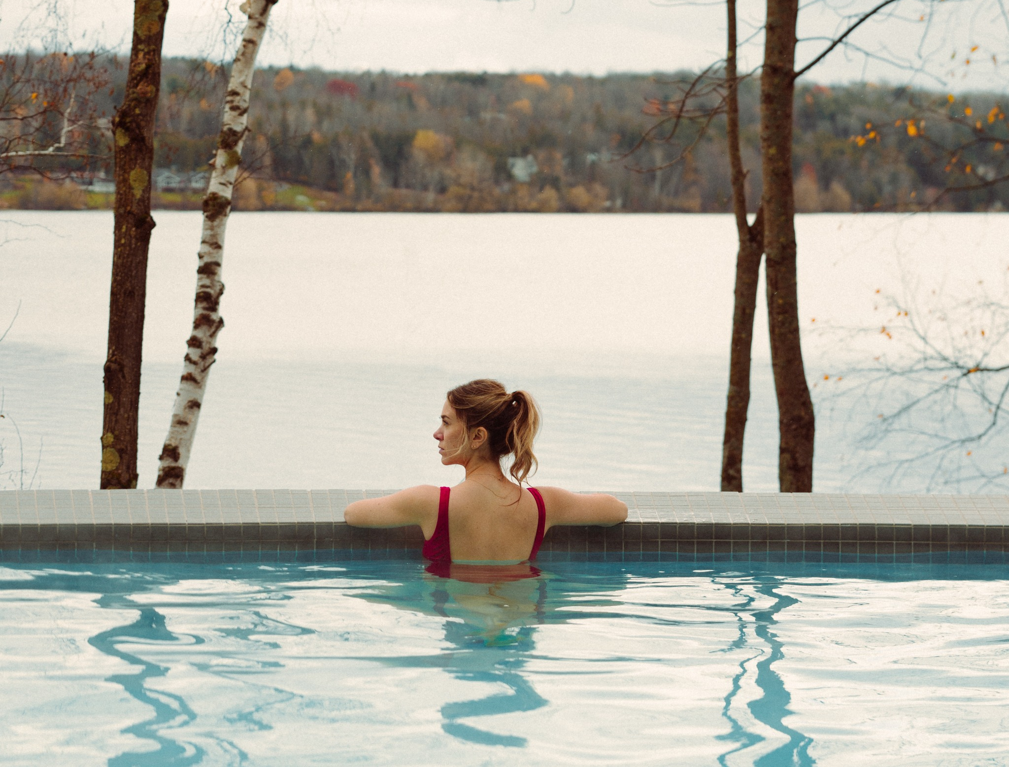 Personne dans l'un des bains du Spa Manoir Hovey. Vue sur le lac Massawippi