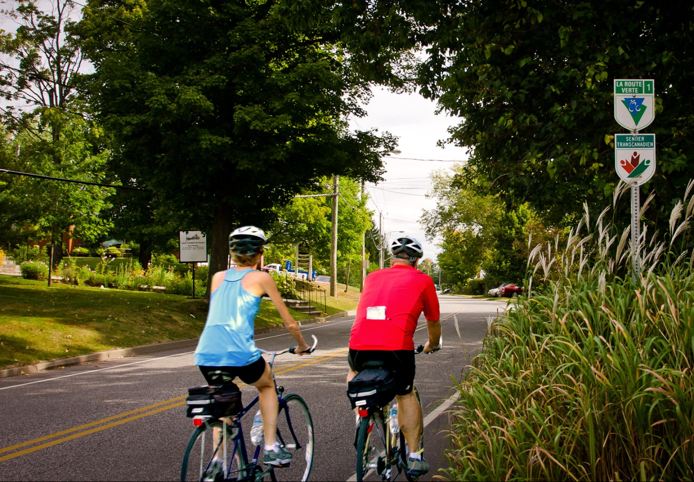 Personnes faisant du vélo sur la Route verte 1