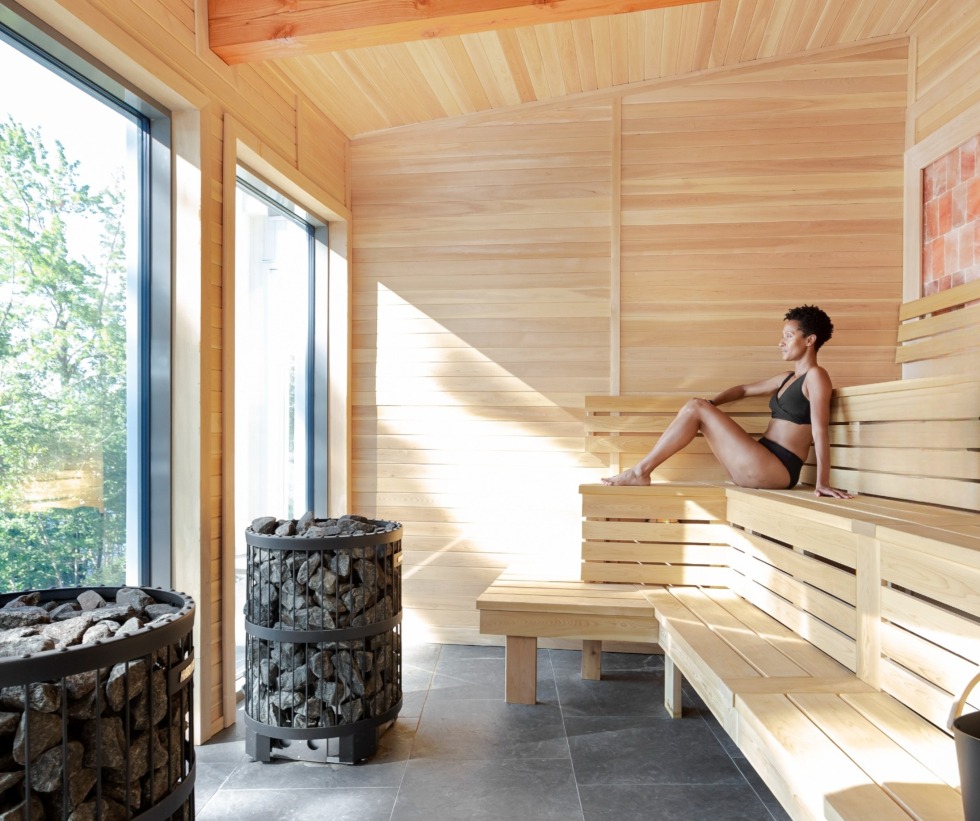 Femme relaxant dans un sauna du Spa Manoir Hovey
