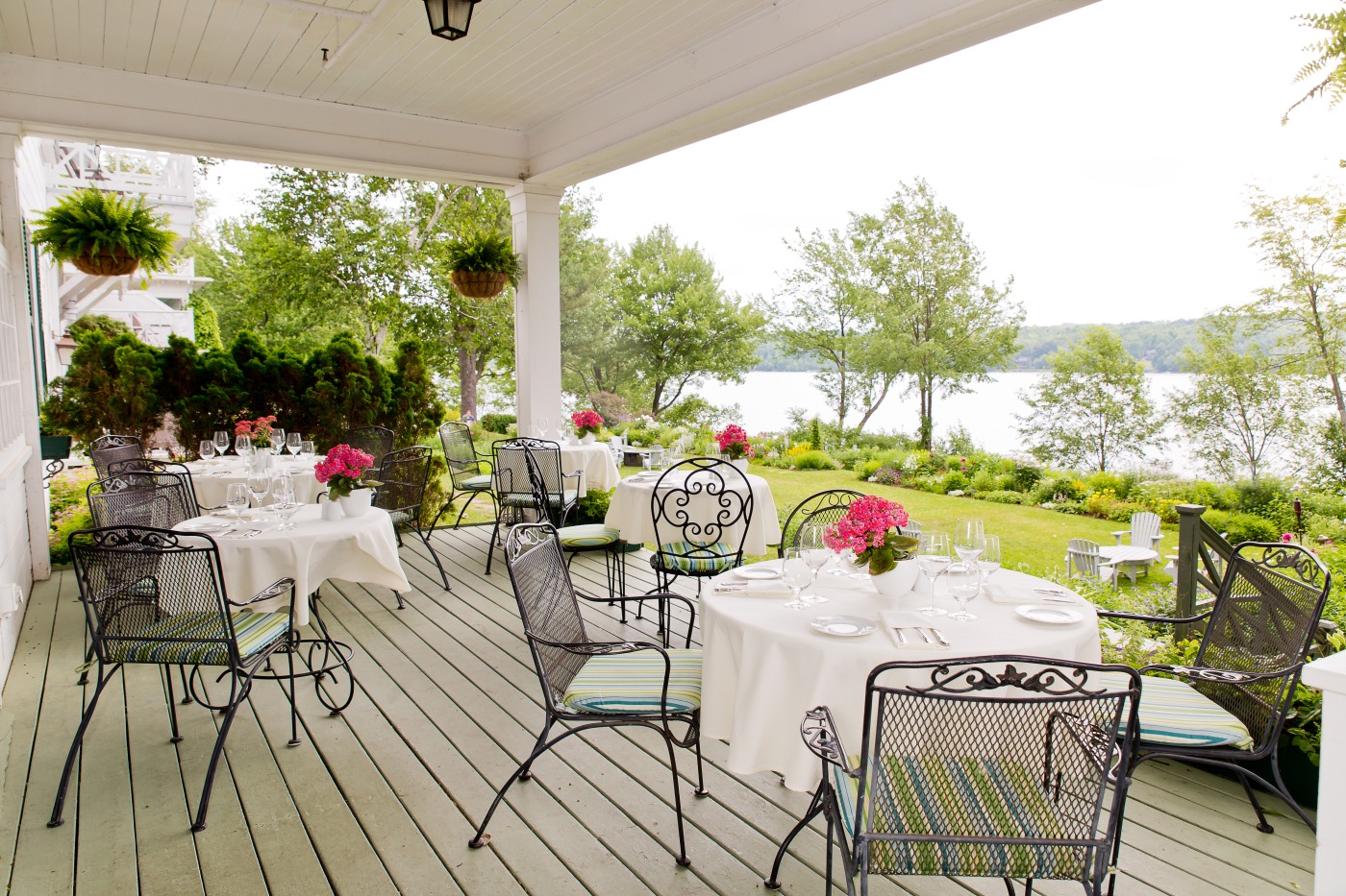 Terrasse extérieure du bistro Le Tap Room du Manoir Hovey à North Hatley.