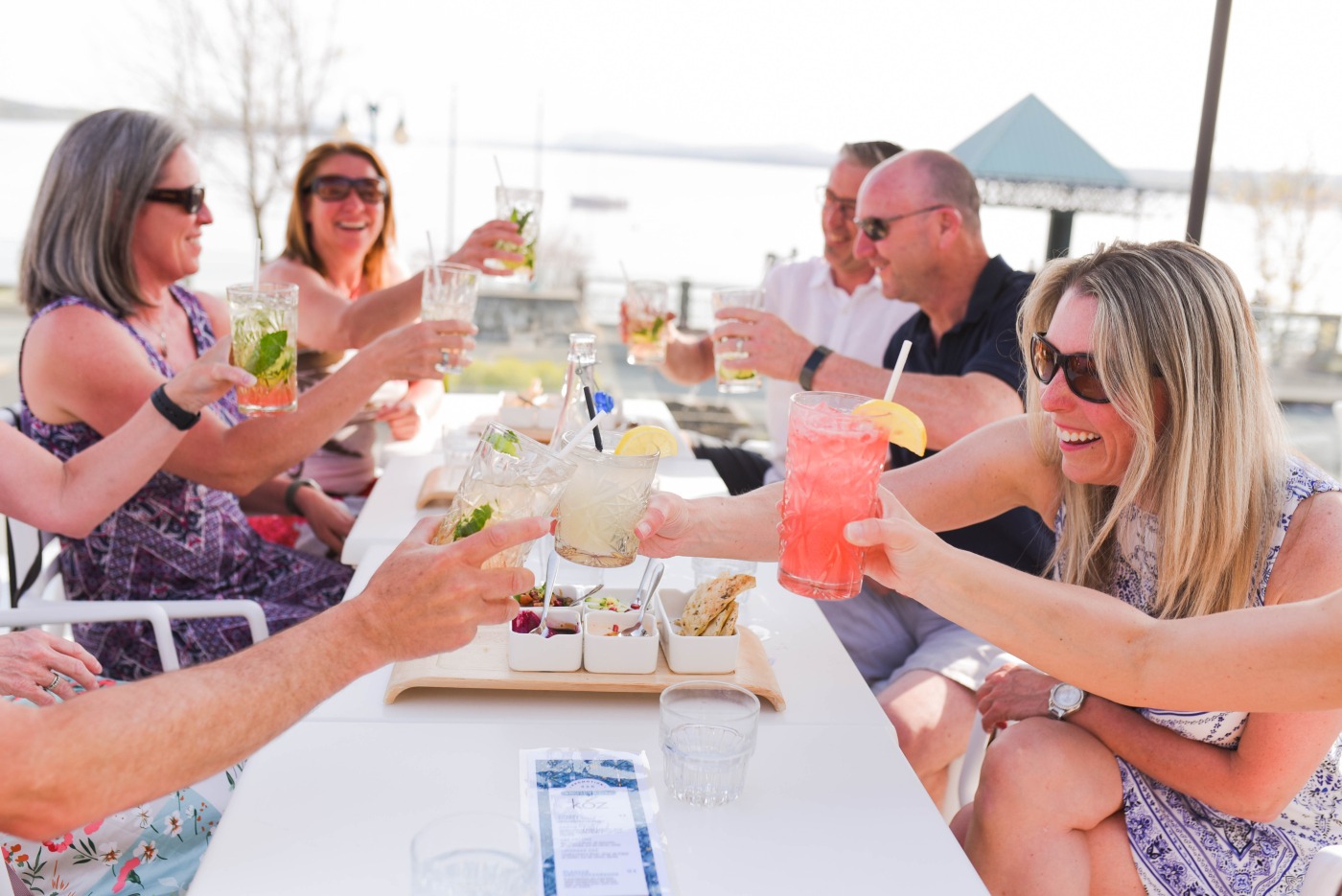 Amis·es sur la terrasse du Bistro Kóz à Magog.