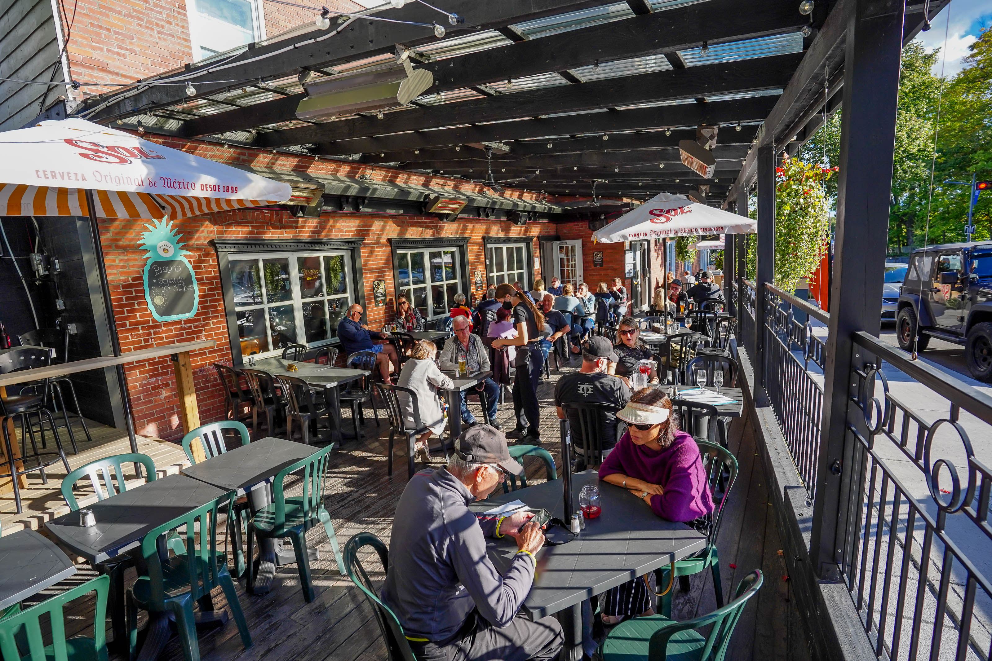 Terrasse du Café St-Michel à Magog.