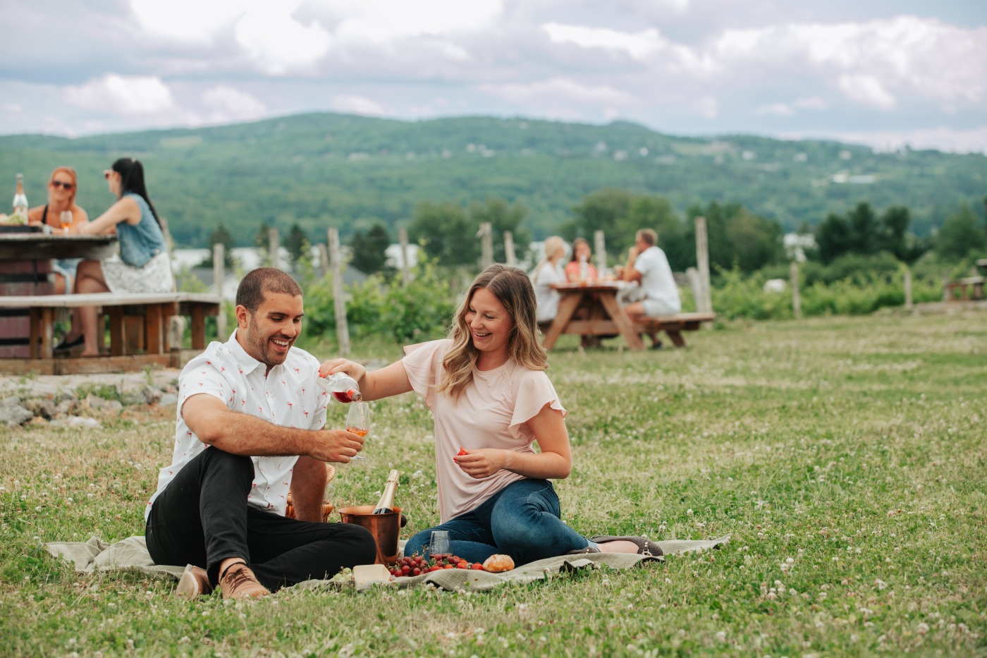 Couple faisant un pique-nique au vignoble Le Cep d'Argent