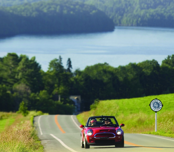 Voiture sur le Chemin des Cantons.
