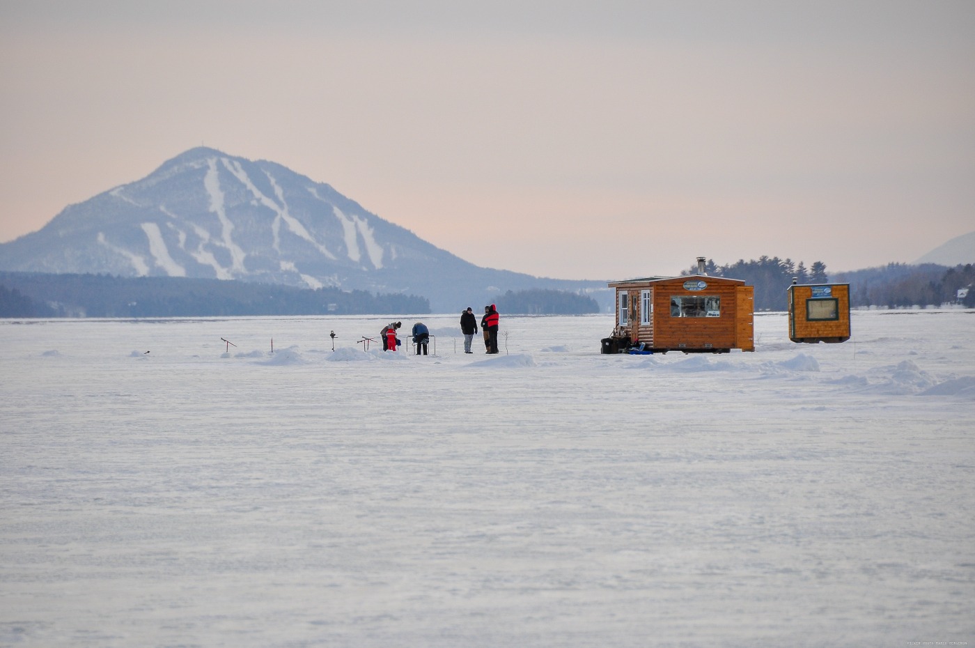 Pêche sur la glace sur le lac Memphrémagog à Magog.