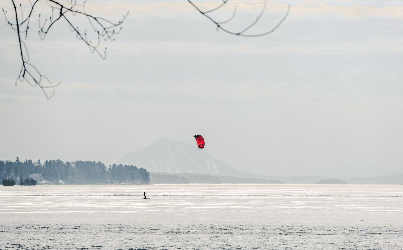 Personne faisant du snowkite sur le lac Memphrémagog à Magog.