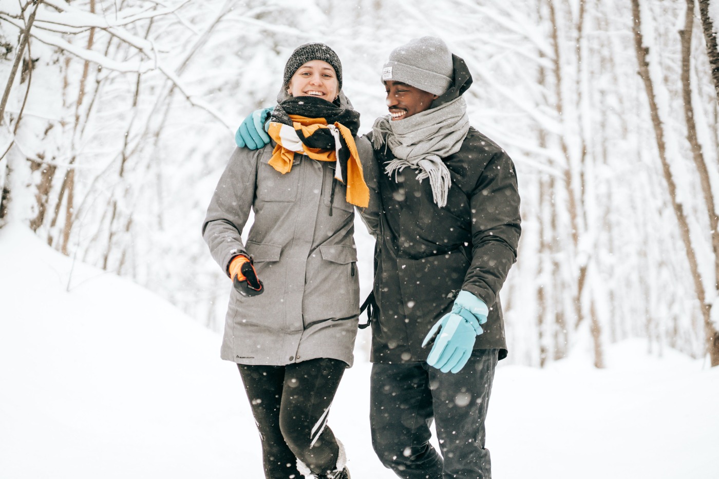 Homme et femme se promenant à l'extérieur durant l'hiver