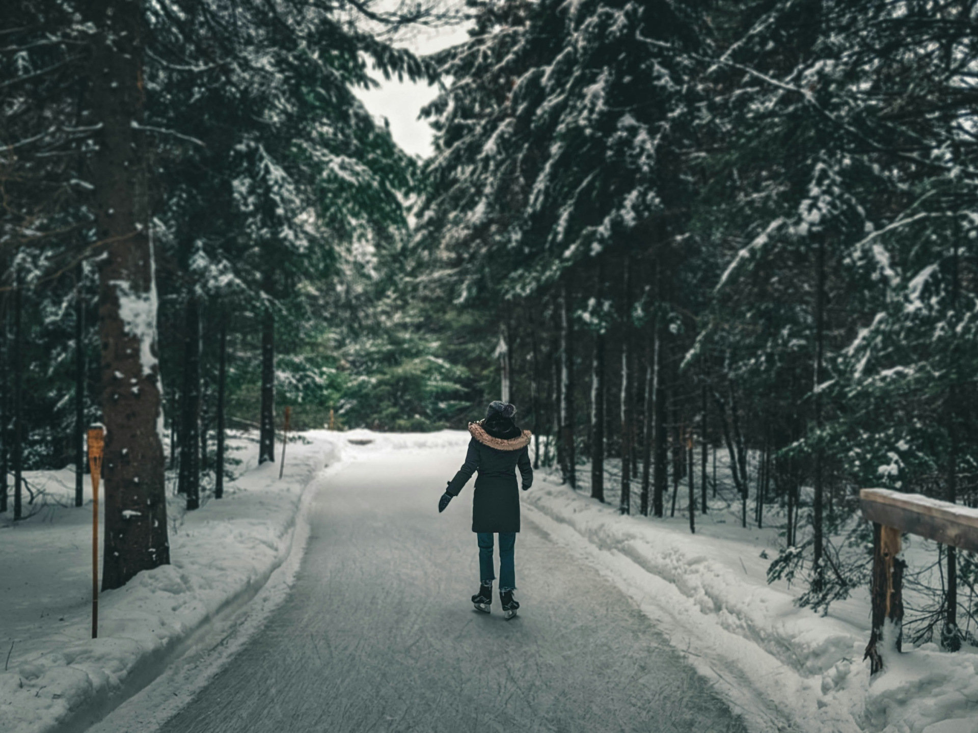 Femme patinant sur un sentier glacé