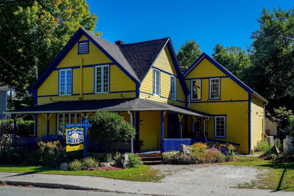 Façade extérieure du gîte Au Saut Du Lit de Magog.