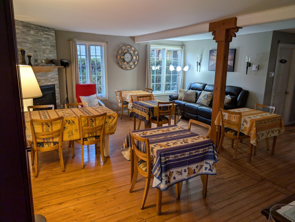 Salle à manger du gîte Au Saut Du Lit de Magog.