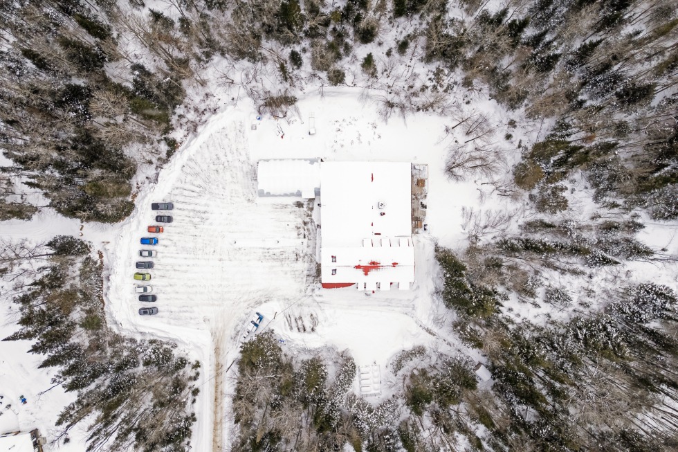 Le gîte La Fabrique - Hébergement, art et nature, située à Bolton-Est en Estrie, vue de haut.