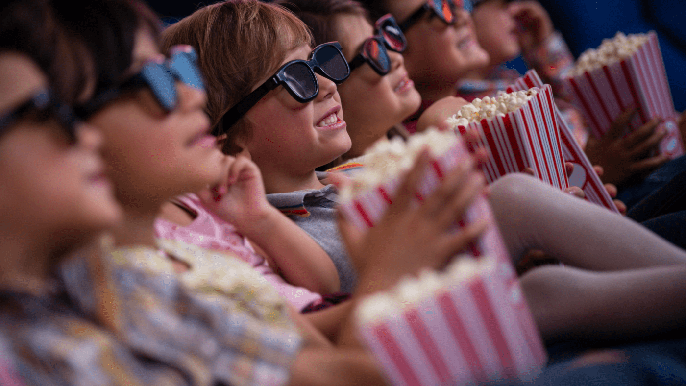 Enfants en train d'écouter un film 3D au cinéma.