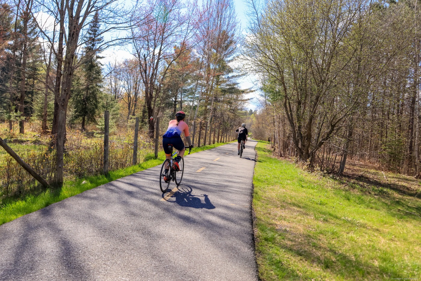 Deux personnes sur l'une des pistes cyclables de la région de Memphrémagog.